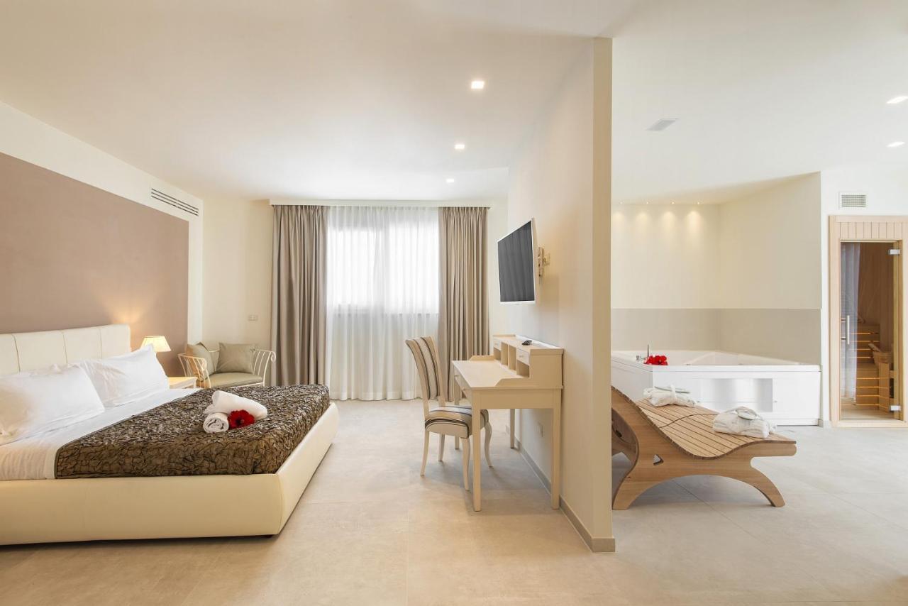 Suite with Spa Access,1010403493:JPEG