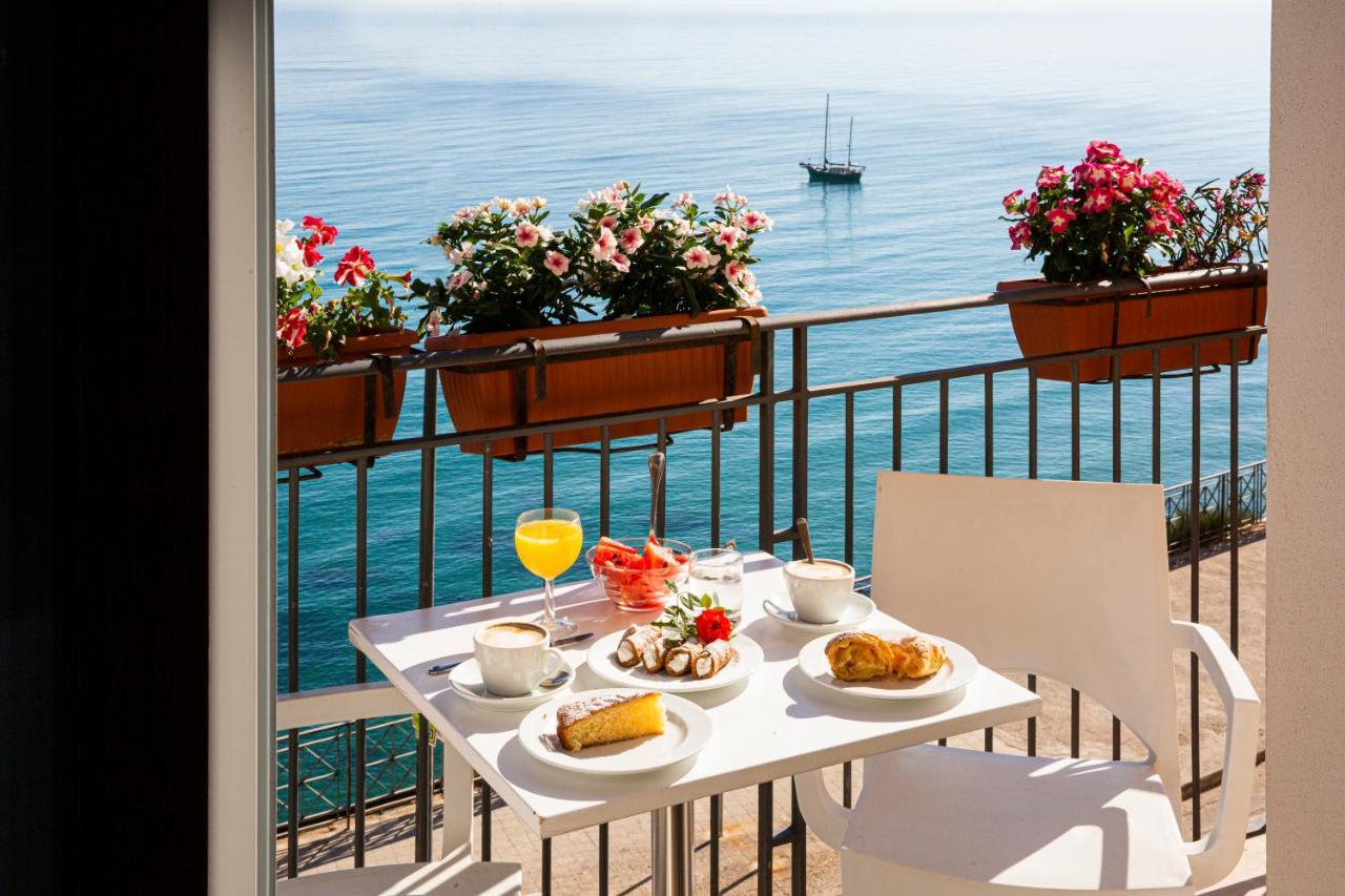 Vierpersoonskamer met Balkon en Uitzicht op Zee