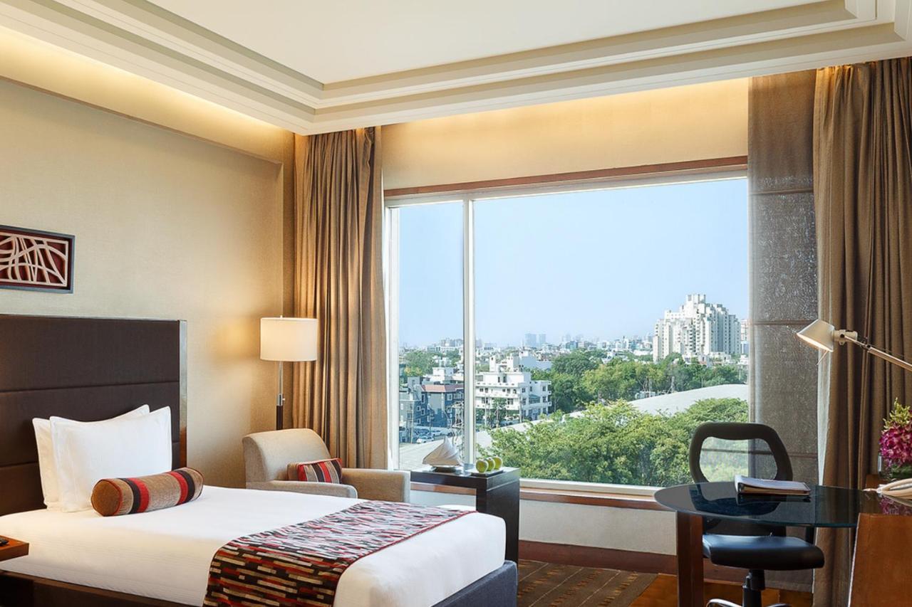 One-Bedroom Suite with Living Area on Mid Floor - Non-smoking with 15% discount on Food & Beverages, 15% off on Spa Services