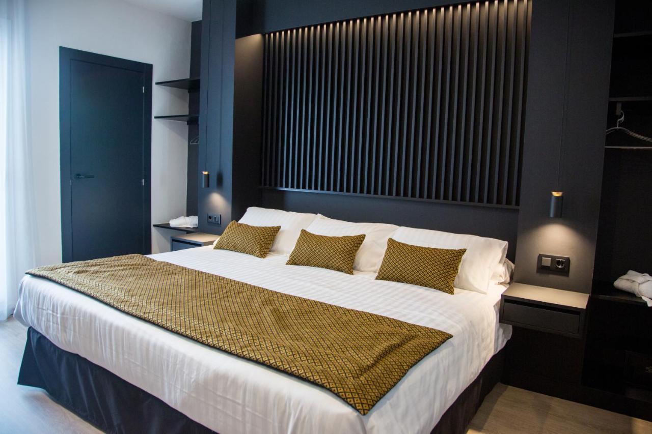 Zimmer mit Kingsize-Bett, Balkon und Blick auf den Innenhof