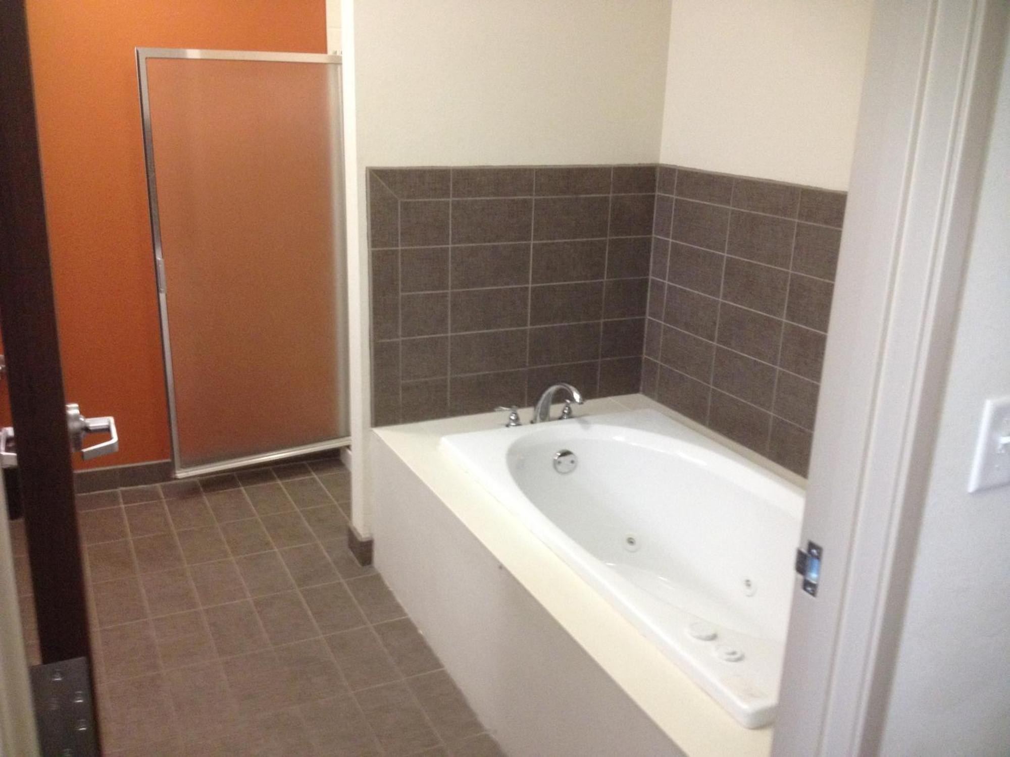 King Room Roll Shower Accessible or Non-Smoking,1218605653:JPEG