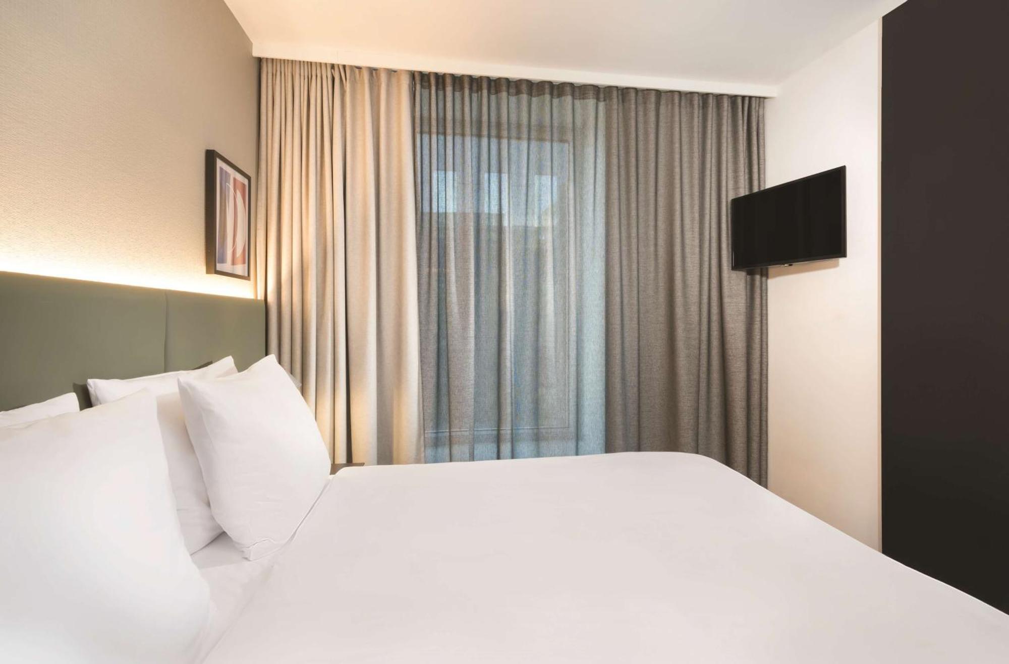 Premier One-Bedroom Apartment,1398776912:JPEG