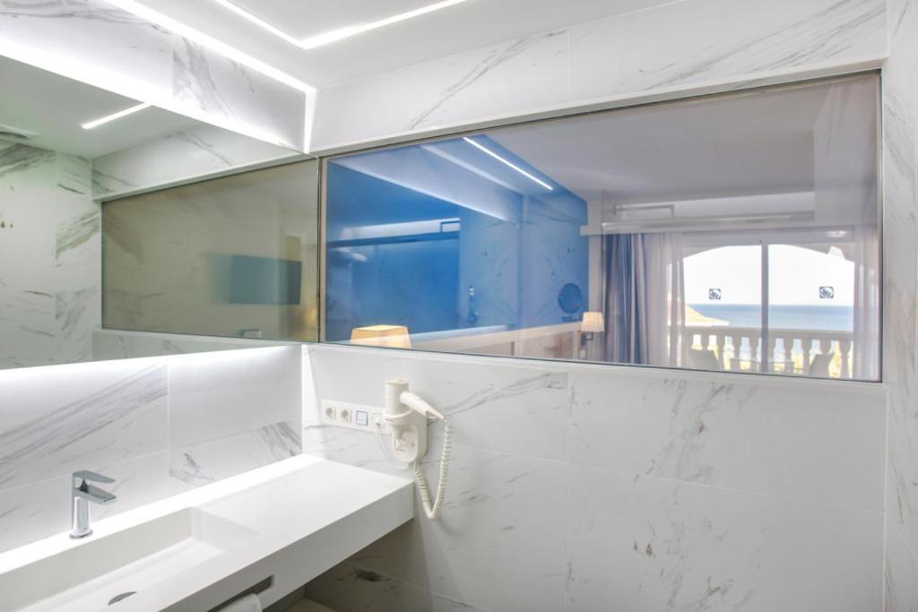 Twin Room with Sea View (3 Adults + 1 Child)