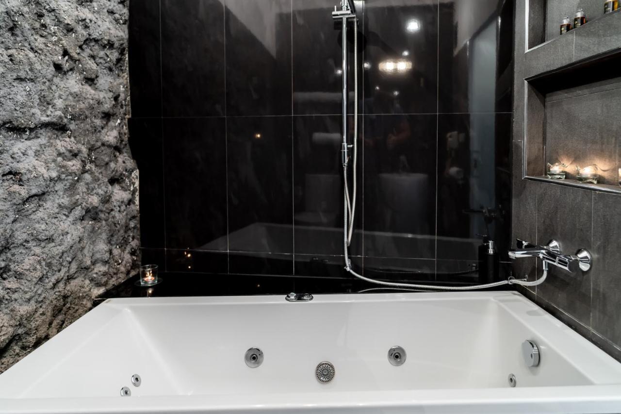 Queen Room with 1-person Hot Tub