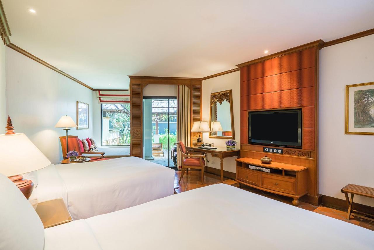 Grande Family Room with Two Double and Kids Bed and Garden View