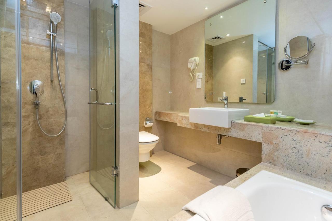 Luxury Honeymoon Suite Bathtub & City View,1266830017:JPEG