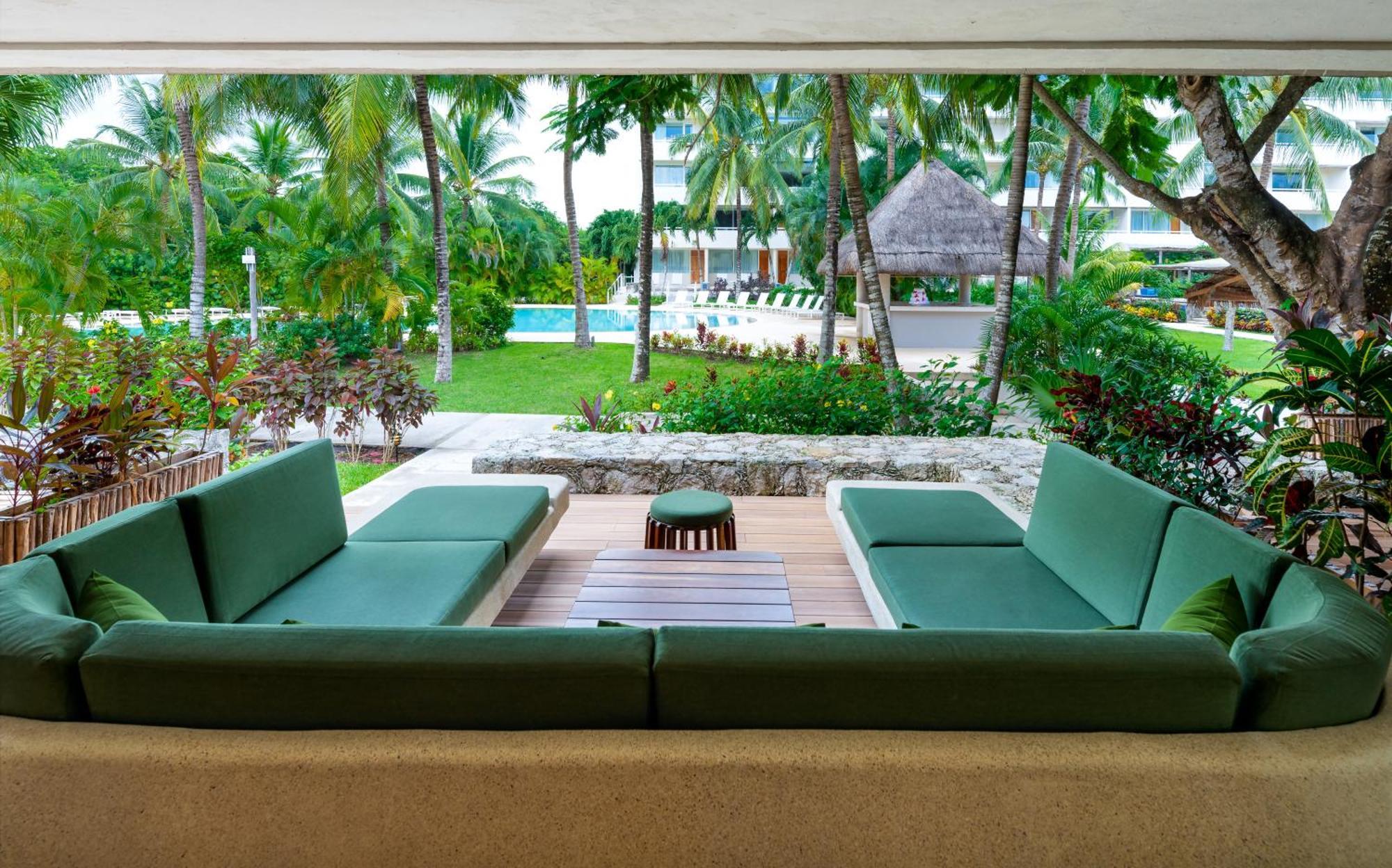 Premium Zimmer mit 2 Doppelbetten und Zugang zum Pool
