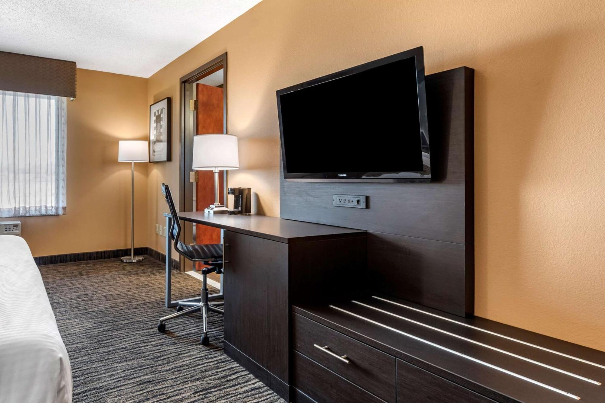 King Suite with Spa Bath and Sofa Bed - Non-Smoking