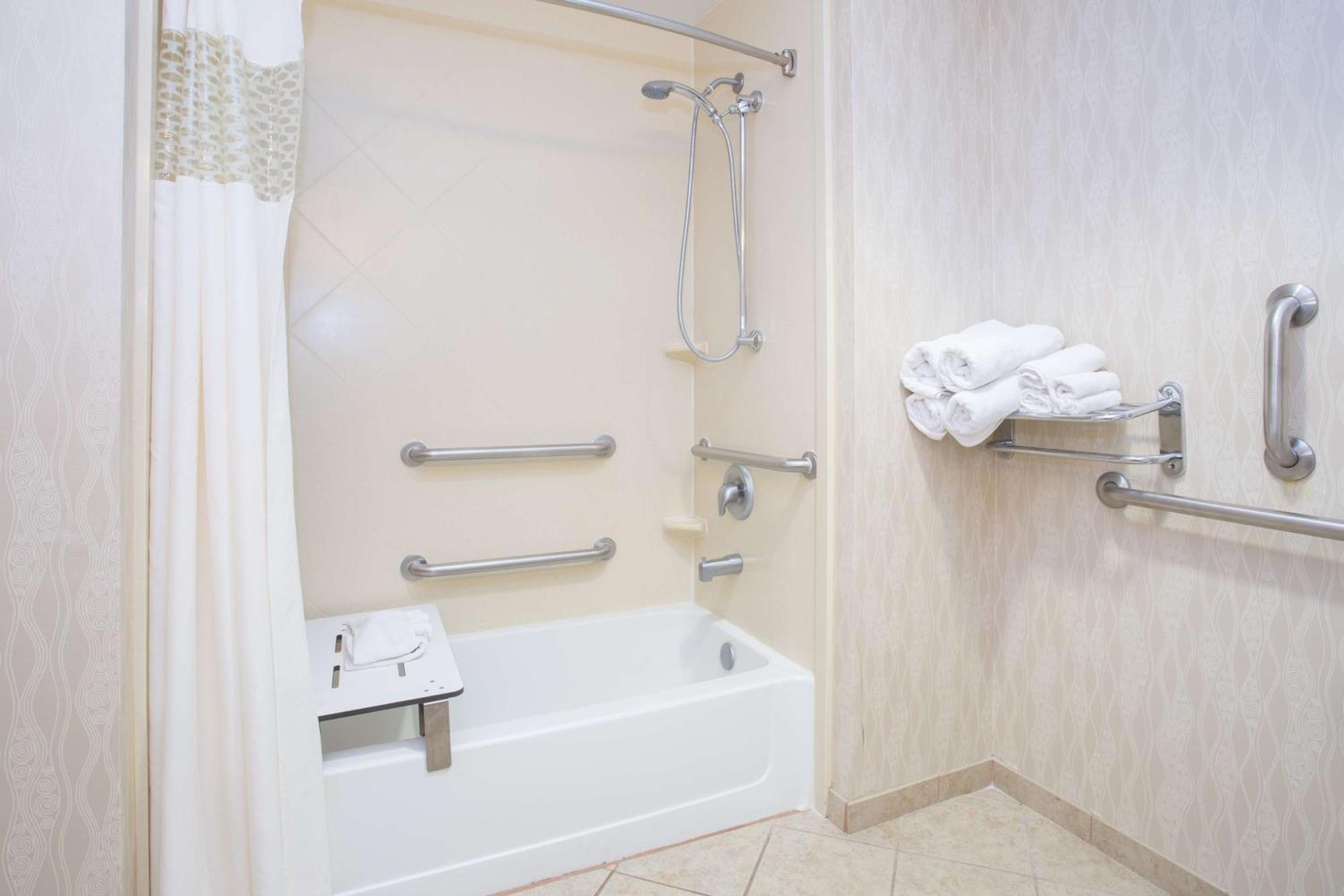 Studio with Two Queen Beds and Bath Tub - Mobility and Hearing Access/Non-Smoking