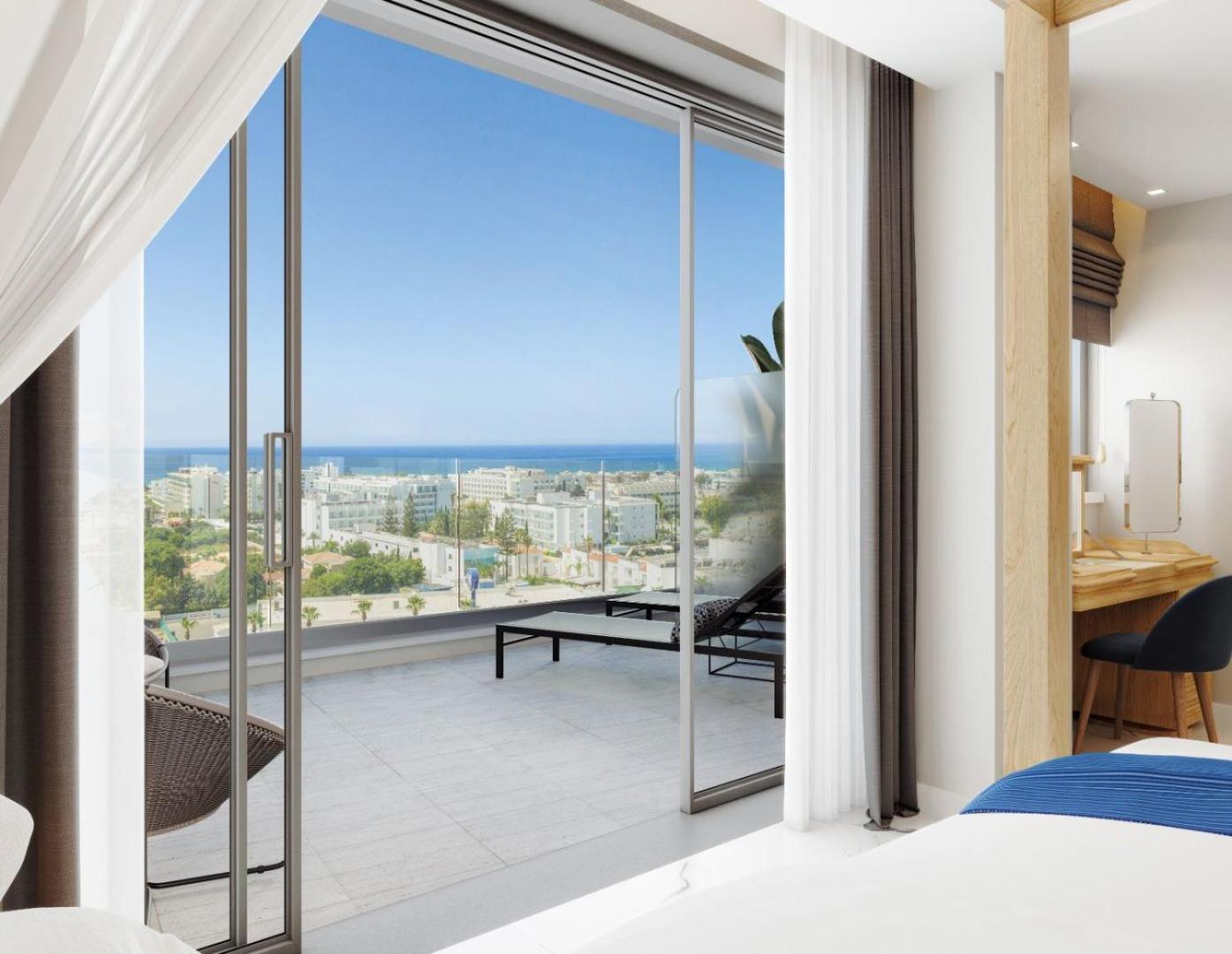 Panoramic Suite met Uitzicht op Zwembad en Zee