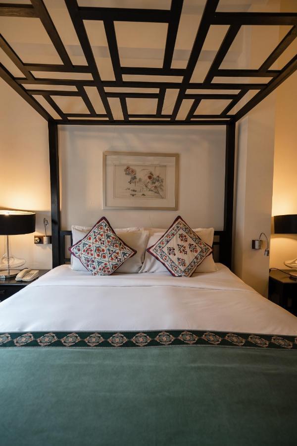 Hutton Deluxe Queen Room with Jacuzzi