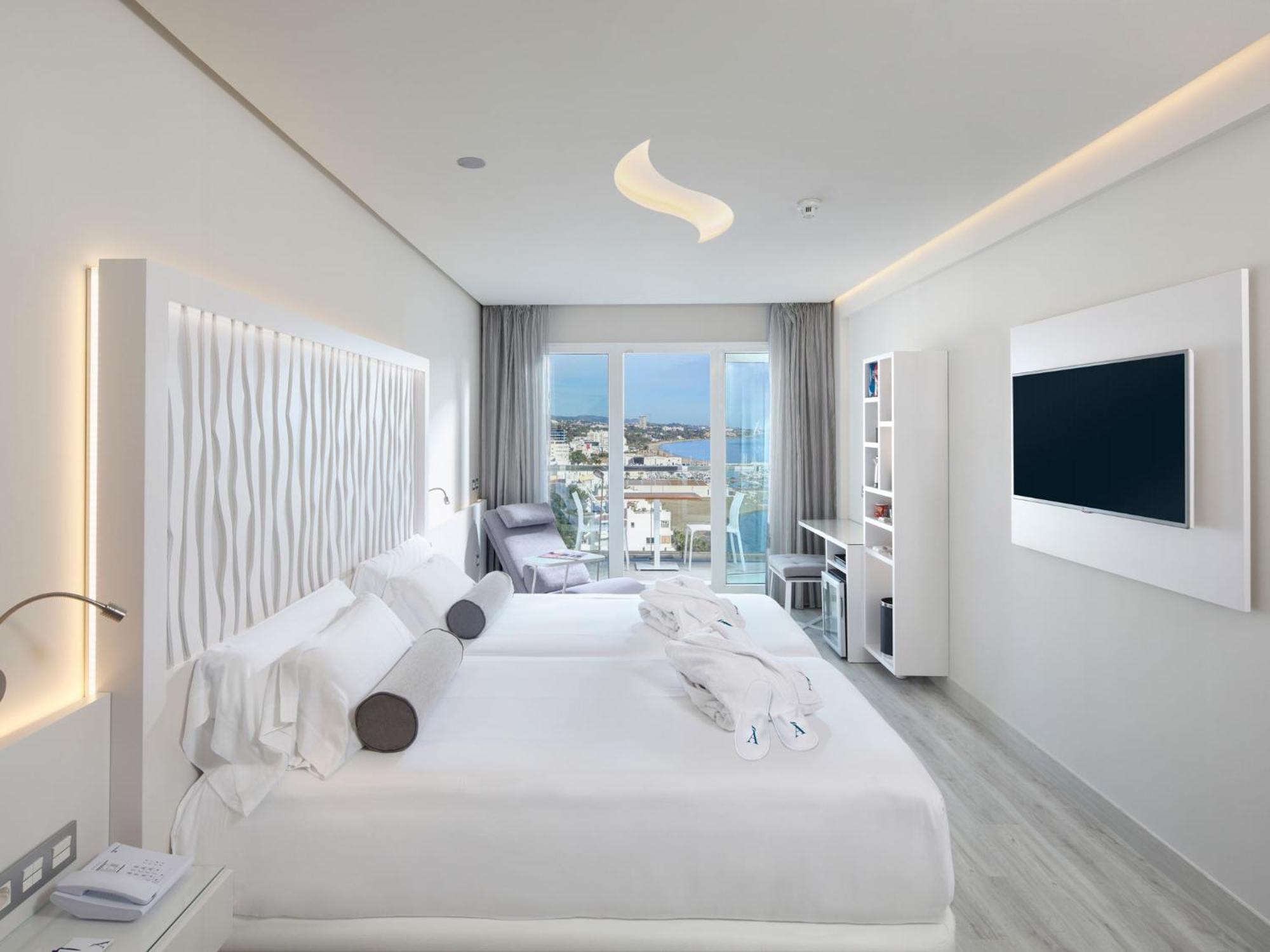 Kamer 'Make it Happen' met Twee Aparte Bedden en Zijdelings Uitzicht op Zee