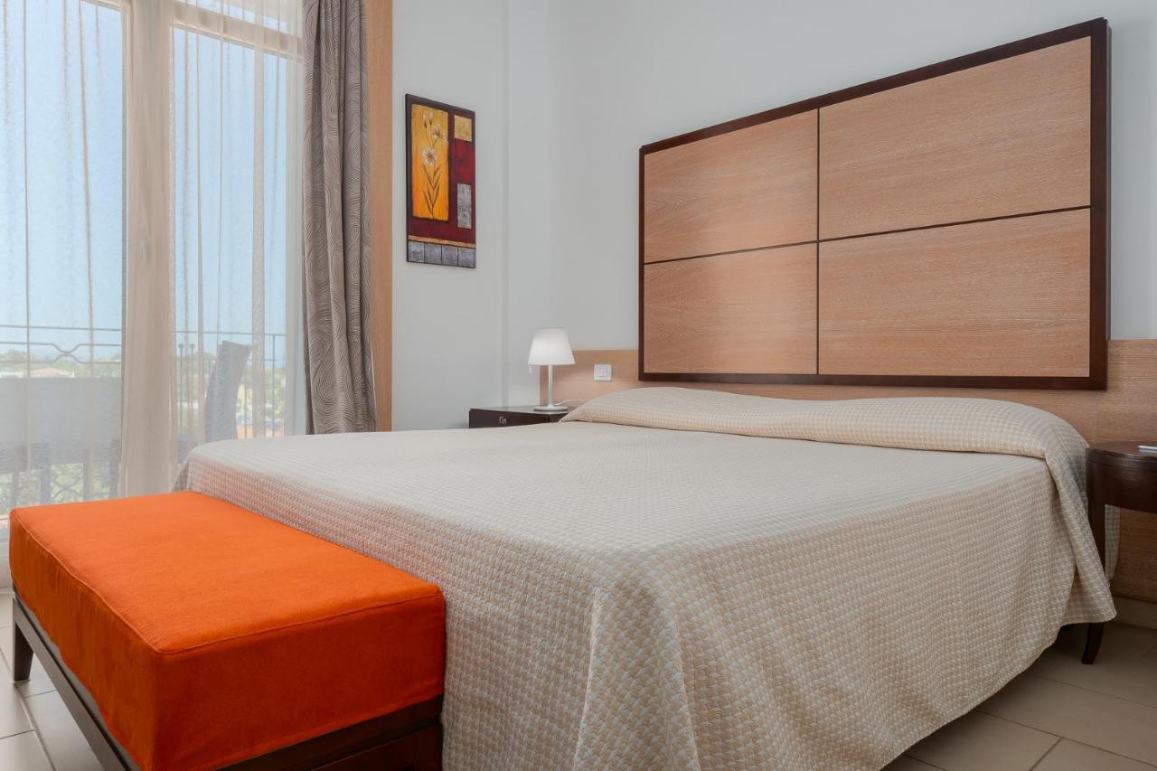 Klassisches Doppel- oder Zweibettzimmer mit seitlichem Meerblick – Hauptgebäude
