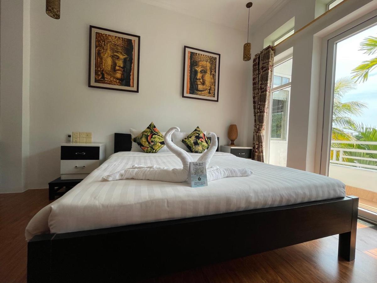 Zimmer mit Kingsize-Bett und Balkon