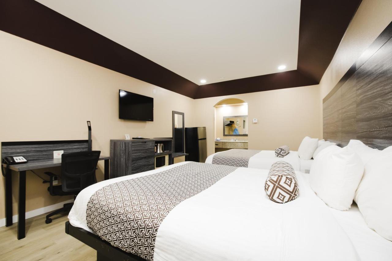 Queen Room with Two Queen Beds - Smoking