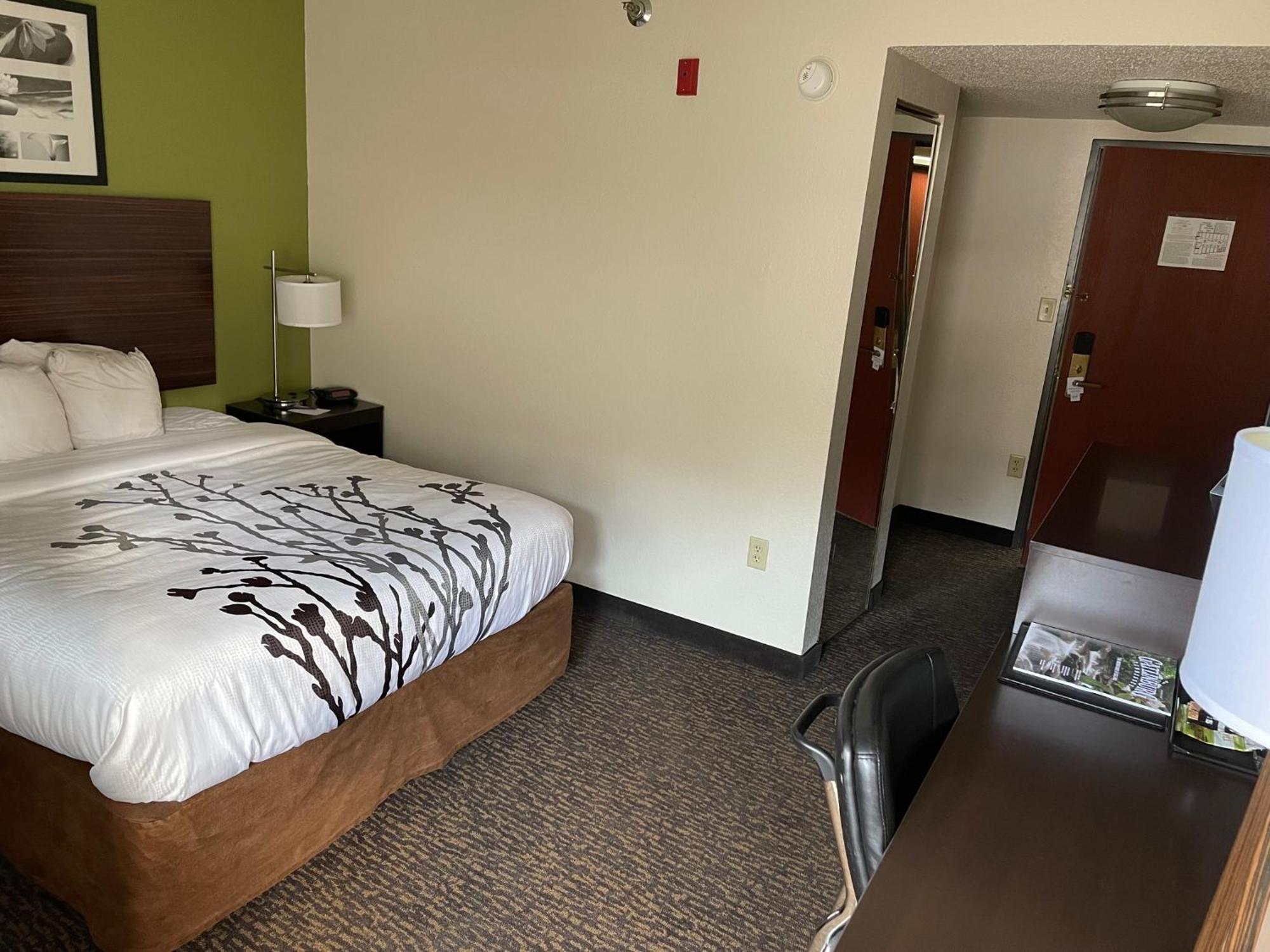 Queen Room with Balcony - Non-Smoking