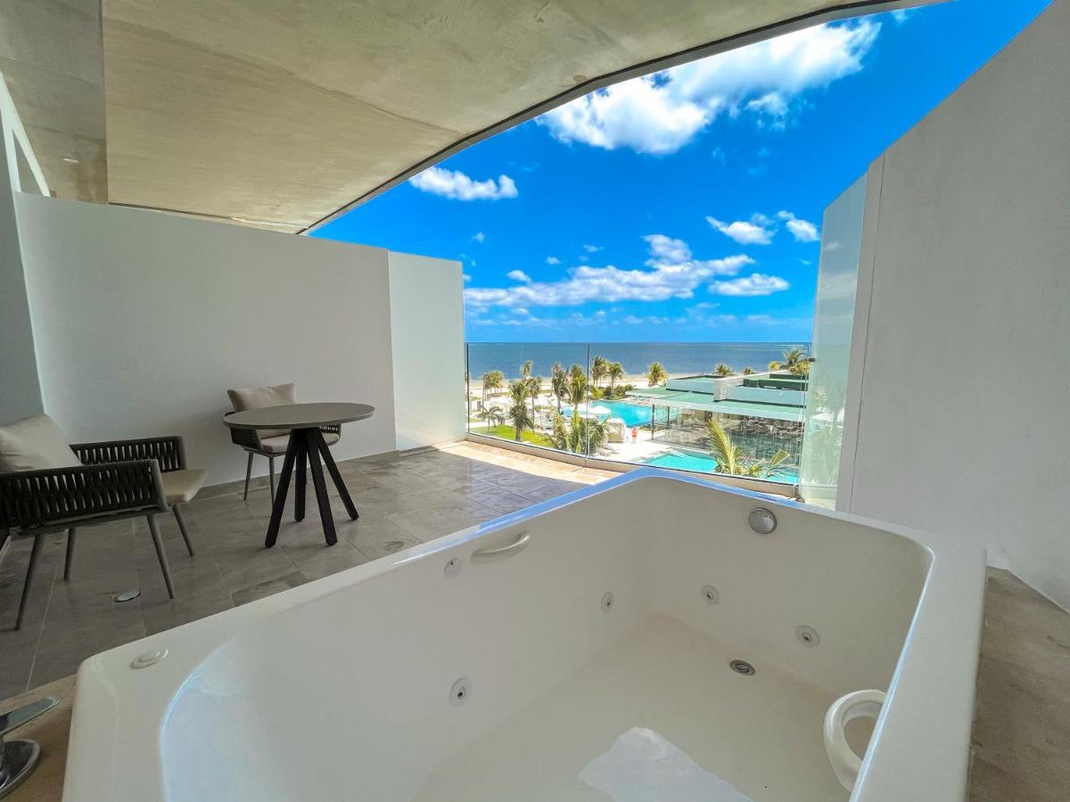 Junior Suite Serenity Club mit 2 Queensize-Betten und Meerblick
