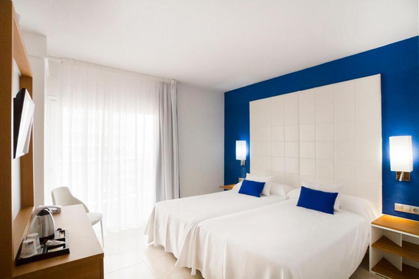 Doppel-/Zweibettzimmer mit seitlichem Meerblick