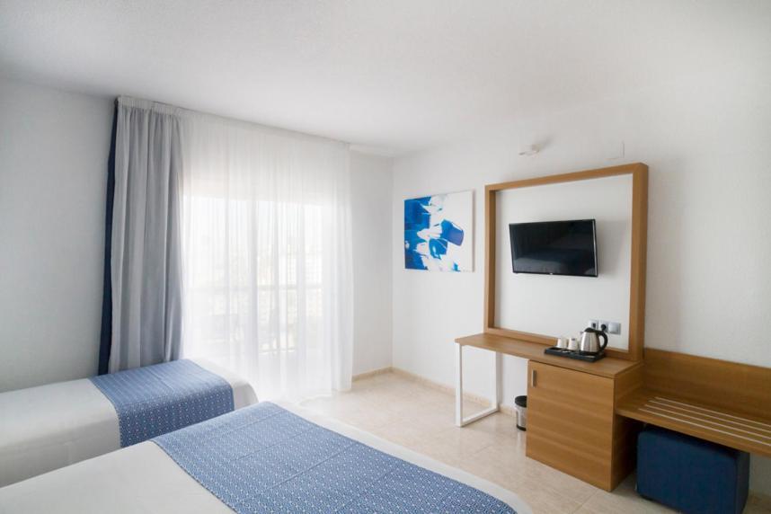 Standard Dreibettzimmer mit teilweisem Meerblick