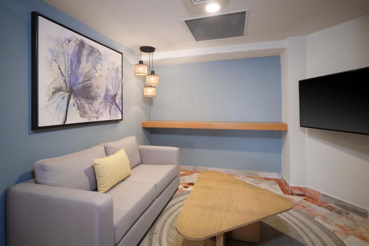 Executive Suite One King Bed Two Double Beds Non-Smoking,1415204361:JPEG