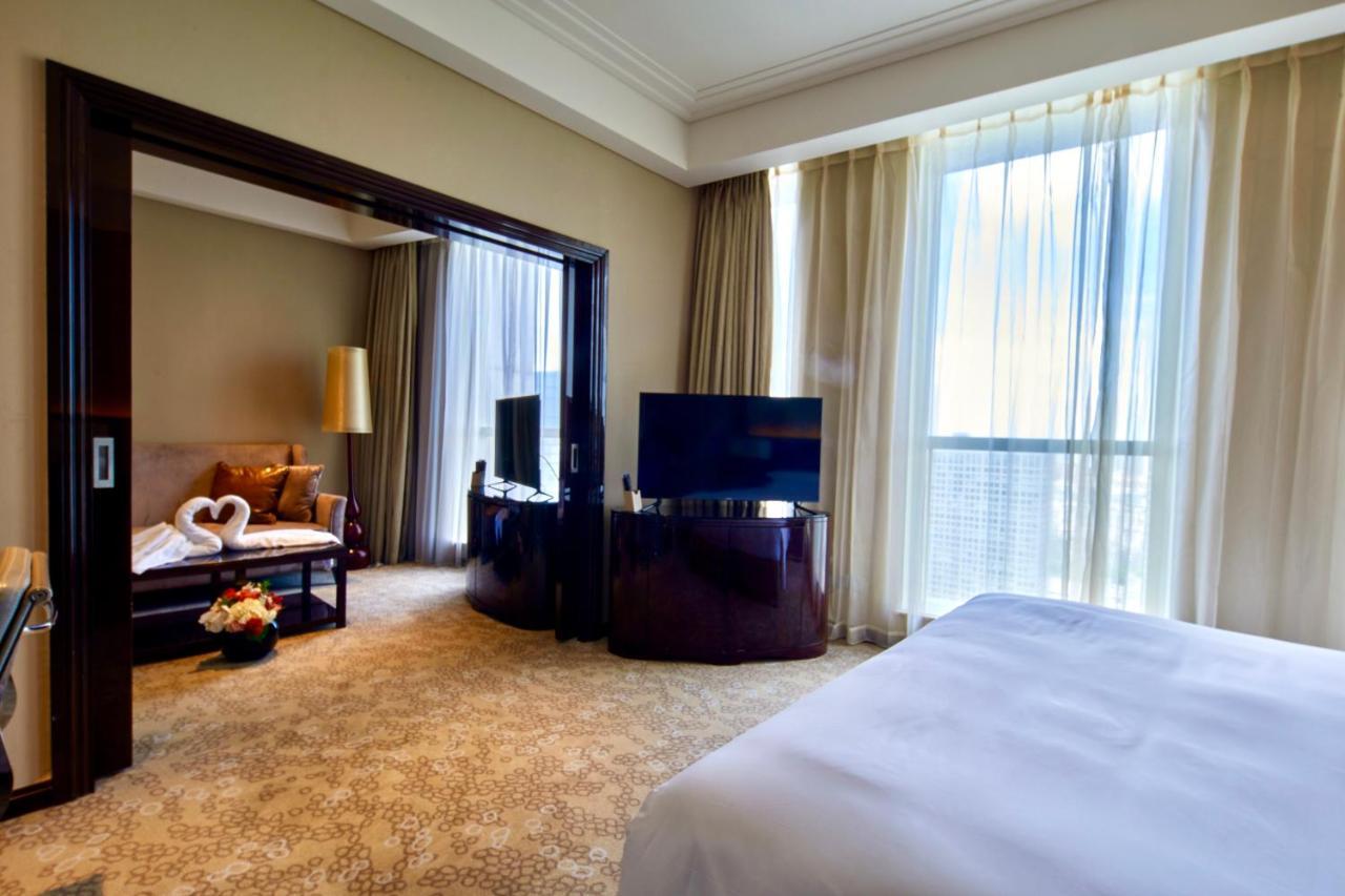 Suite mit 1 Schlafzimmer mit 1 Kingsize-Bett und Zugang zur Club Lounge