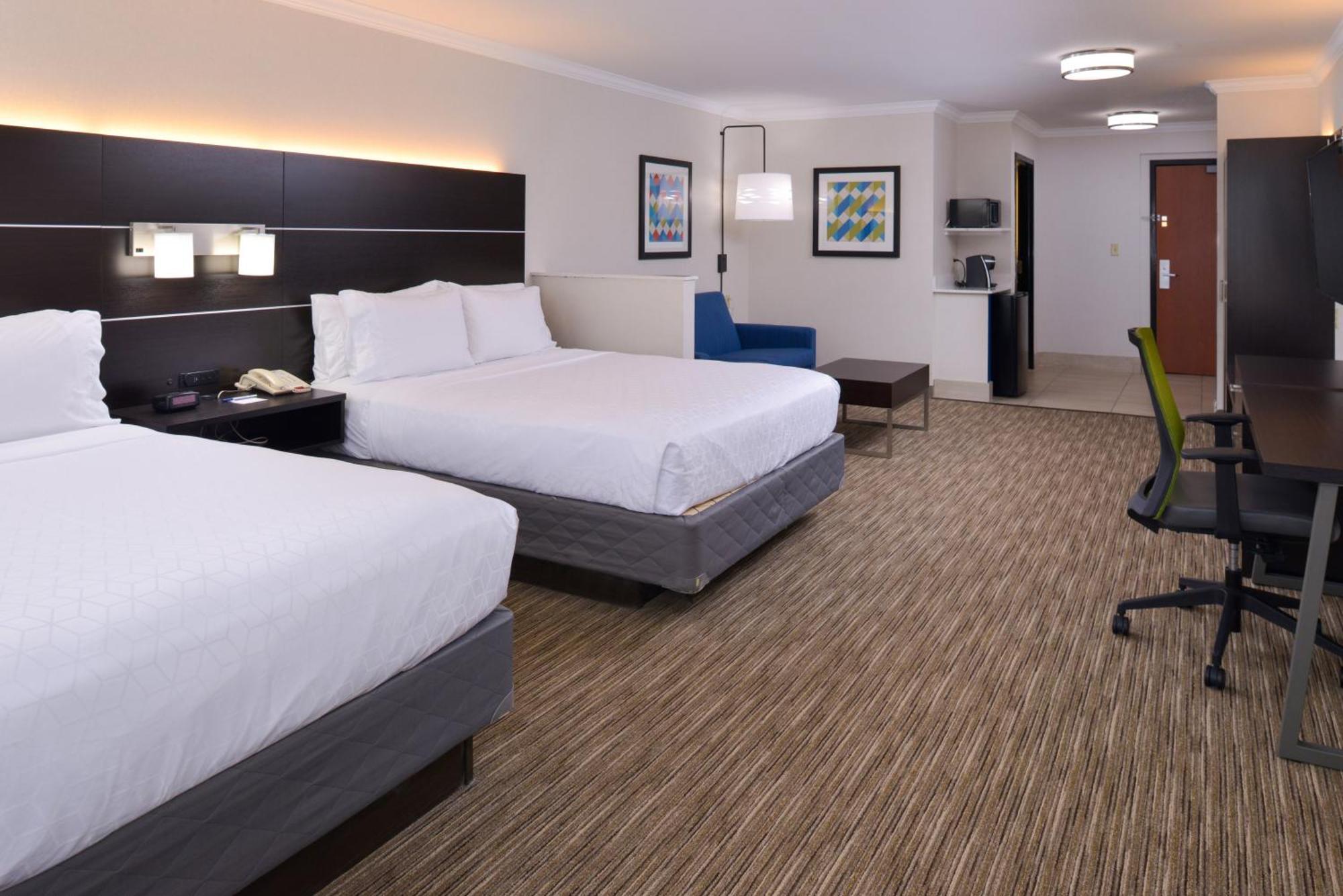 Standard Queen Room with Two Queen Beds and Mobility Accessible Tub