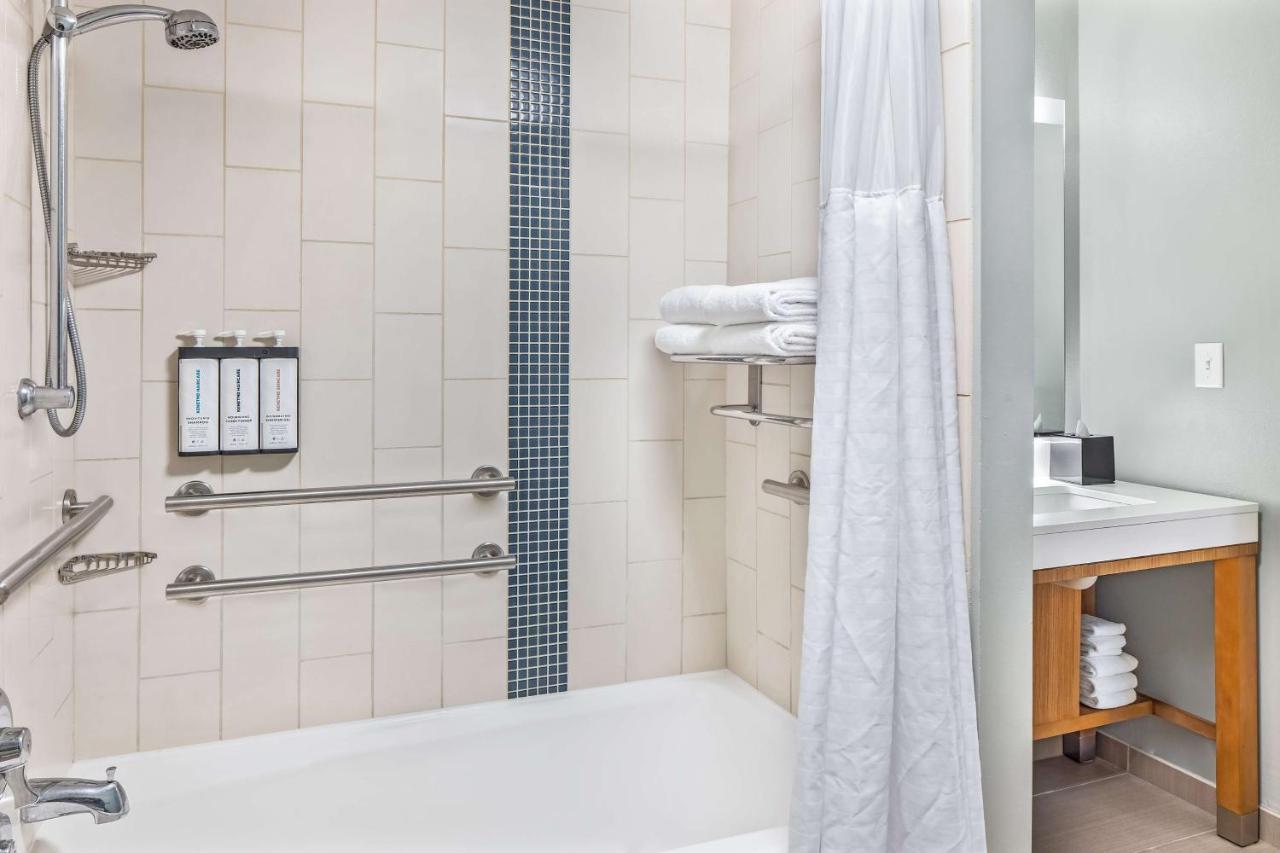 Zimmer mit 2 Queensize-Betten, Schlafsofa, Stadtblick und Badewanne - barrierefrei