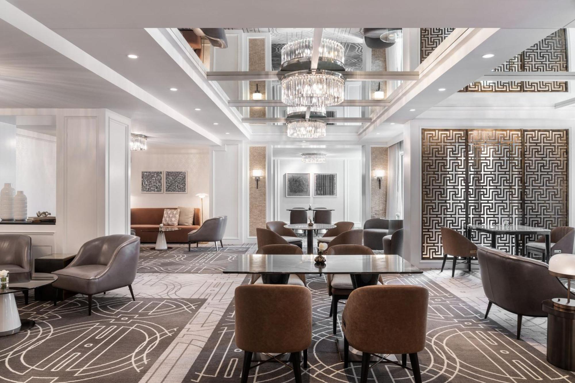 Club Level One Bedroom Suite with a King Bed and a Sofa Bed