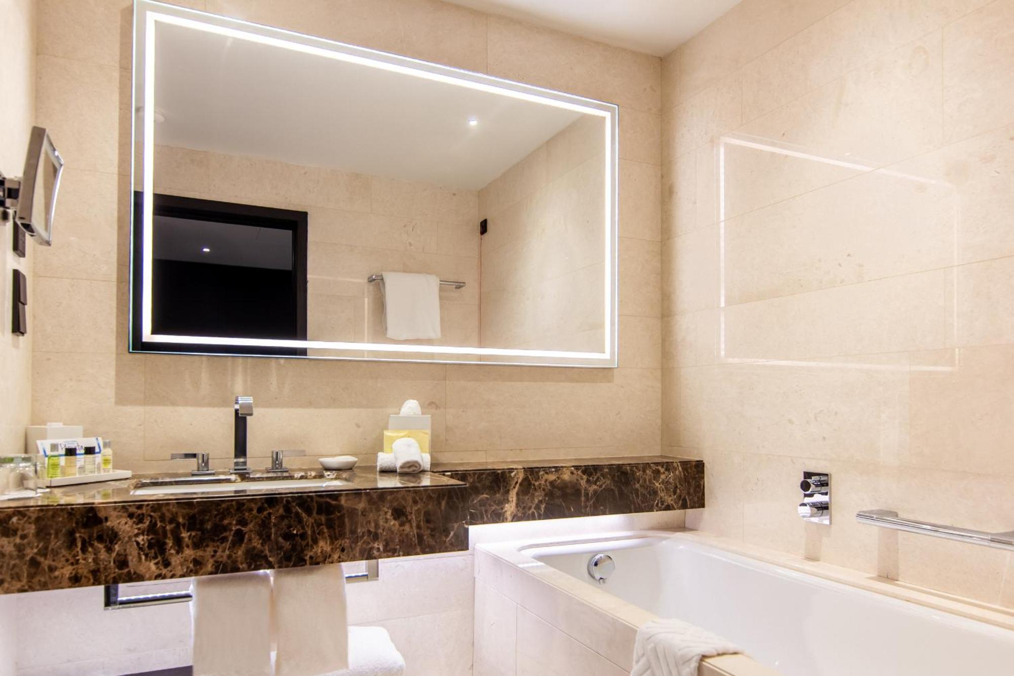 King Guest Room,1756660126:JPEG