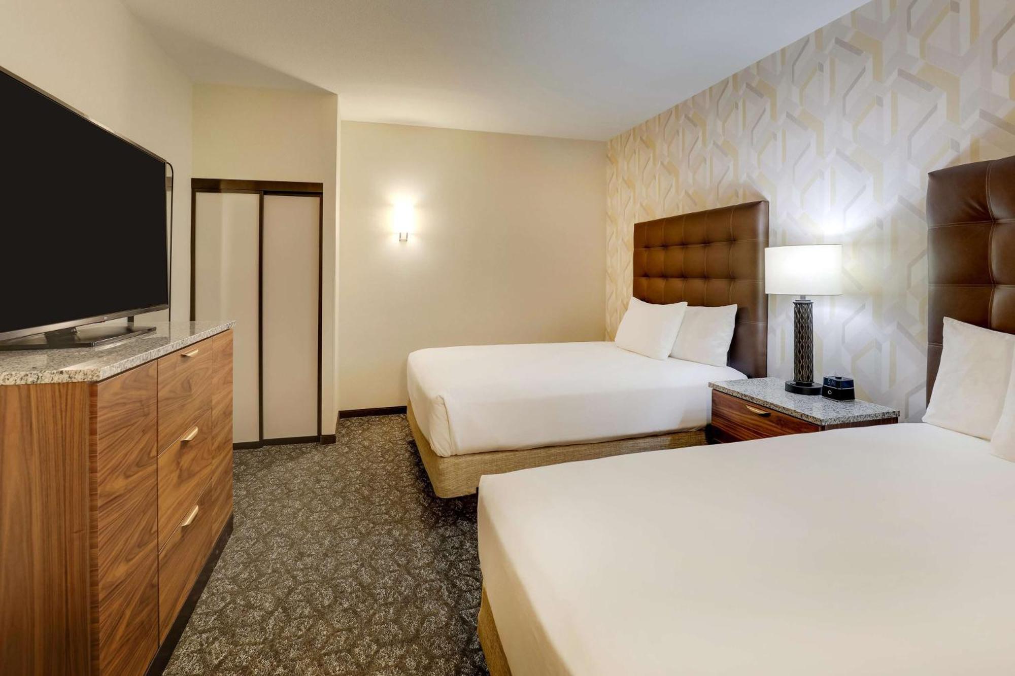 Queen Suite with Sofa Bed - Accessible, Tub,1540555870:JPEG