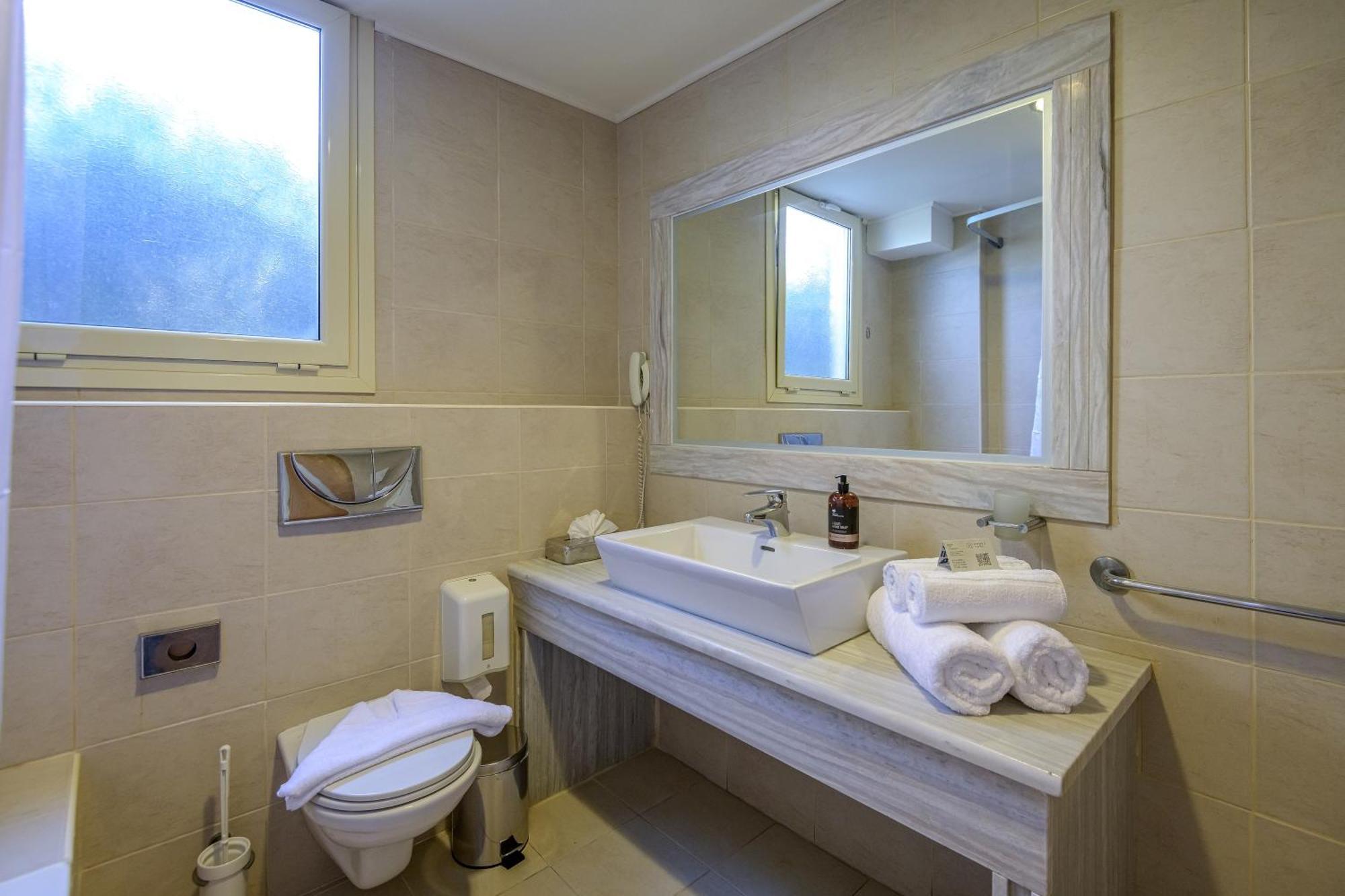 Zweibettzimmer mit Poolblick