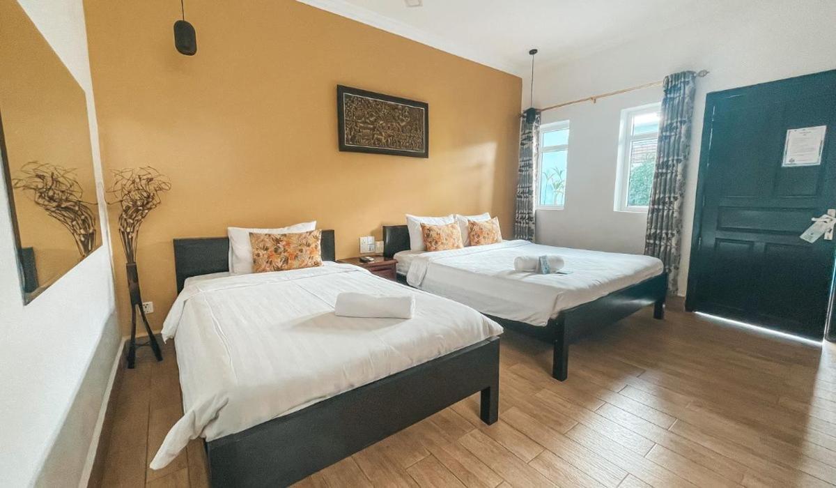 Dreibettzimmer mit Poolblick
