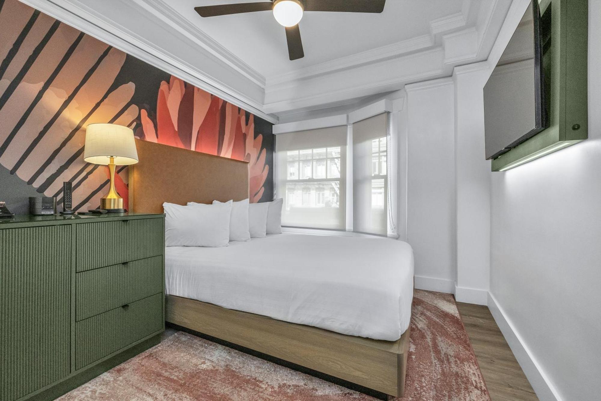 Deluxe Queen Room
