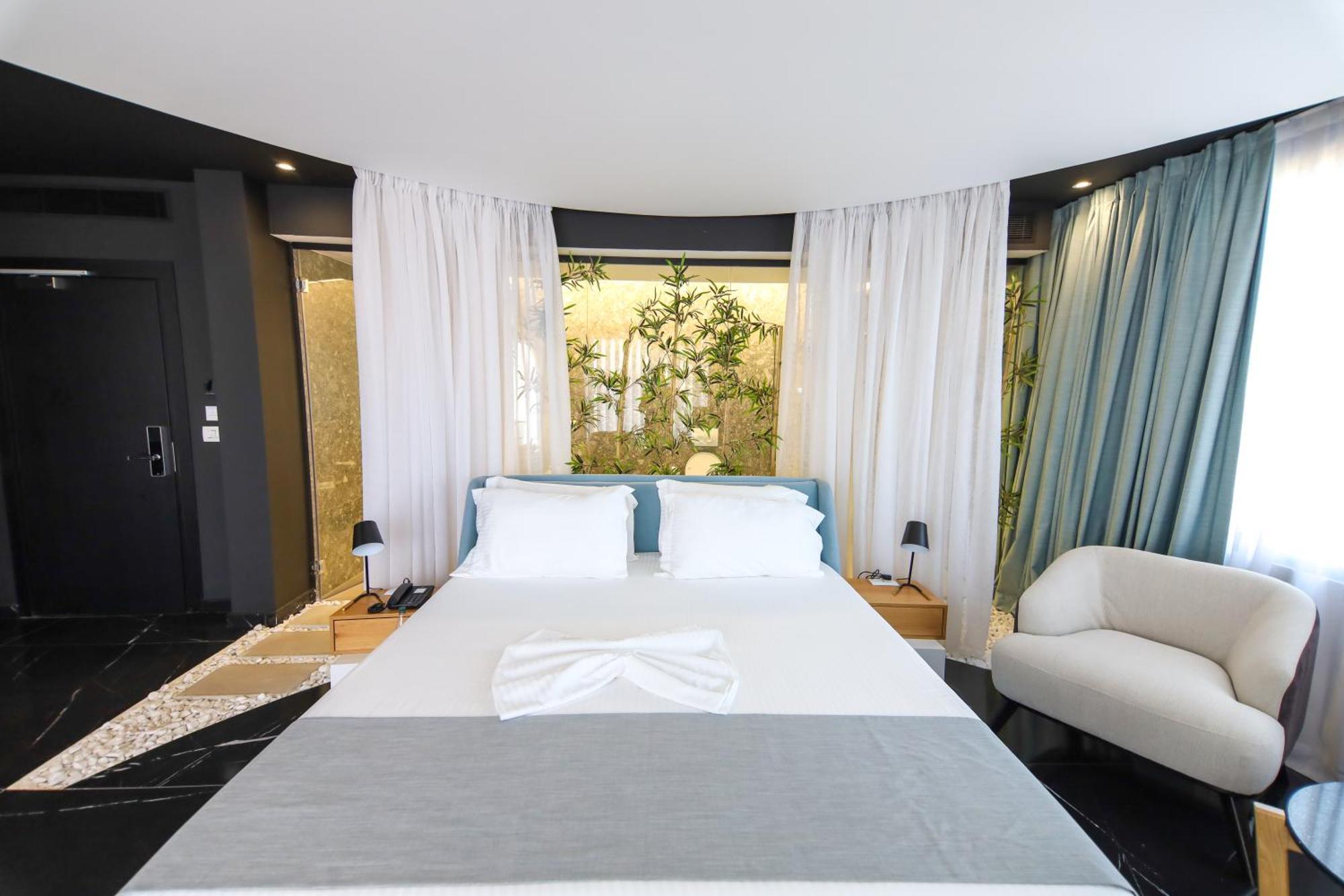 Deluxe Suite with Sea View,1552969612:JPEG