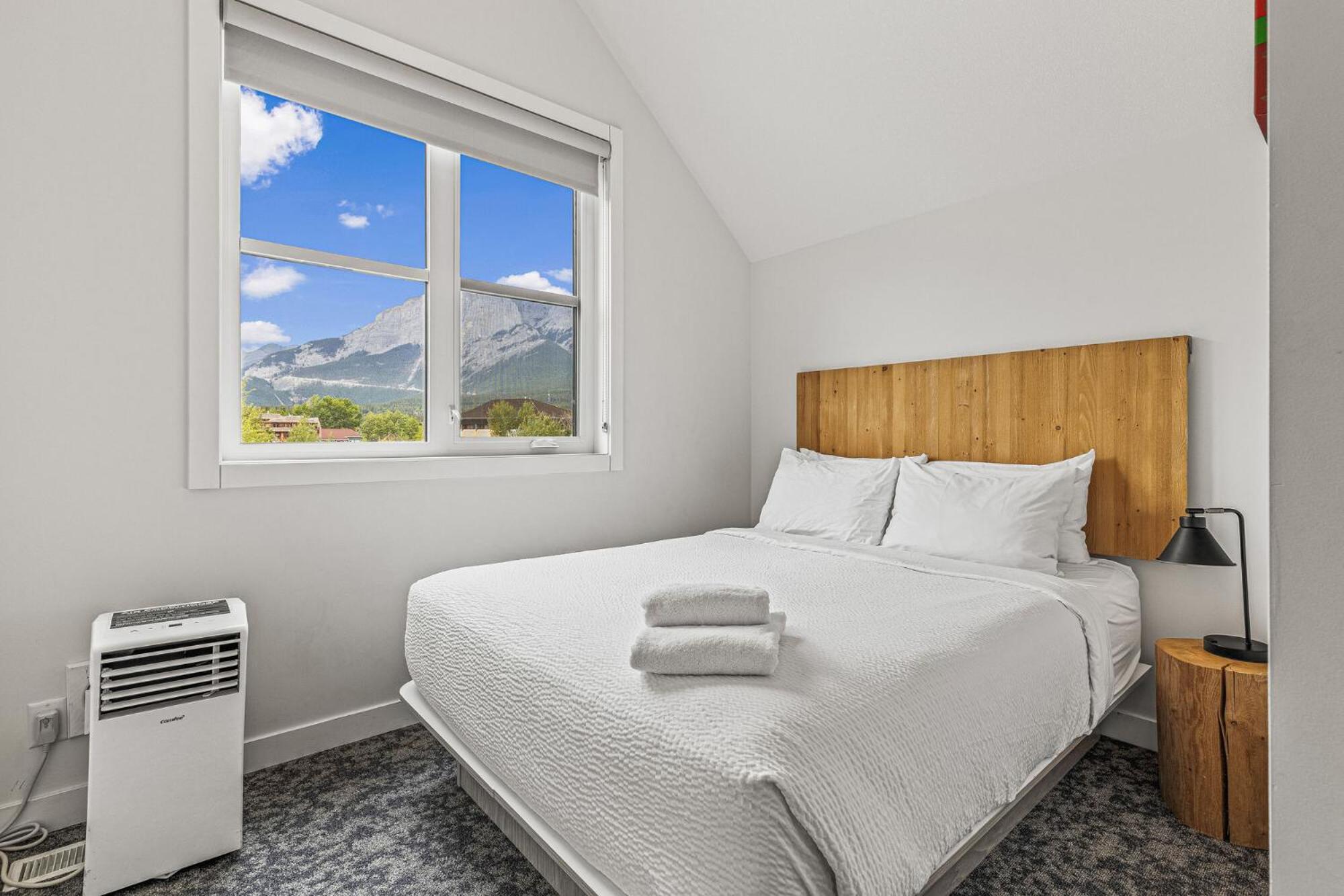 Two-Bedroom Apartment - Pet Friendly - Self Check-In