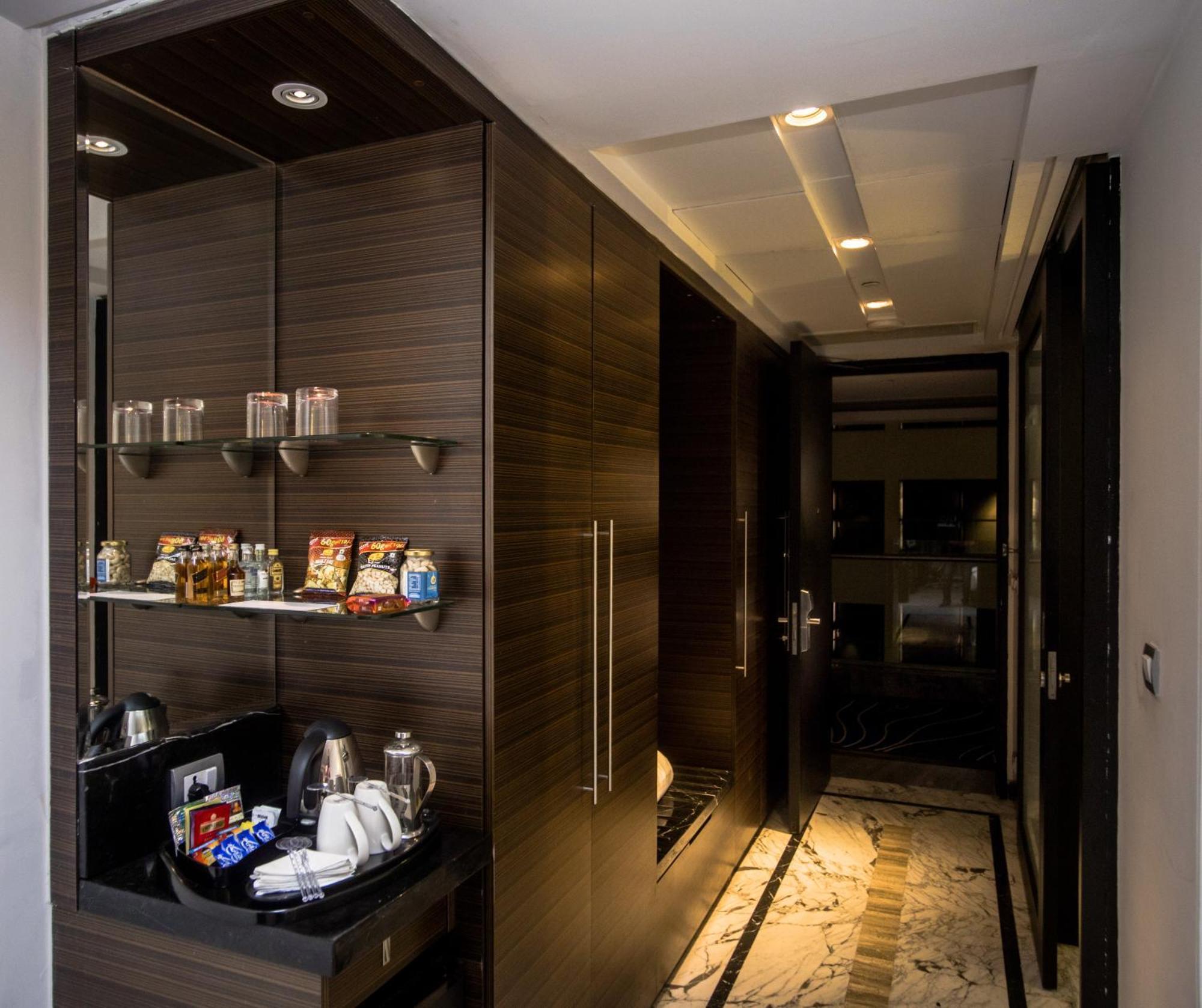 Concierge level, Guest room, 1 King, City view, Corner room