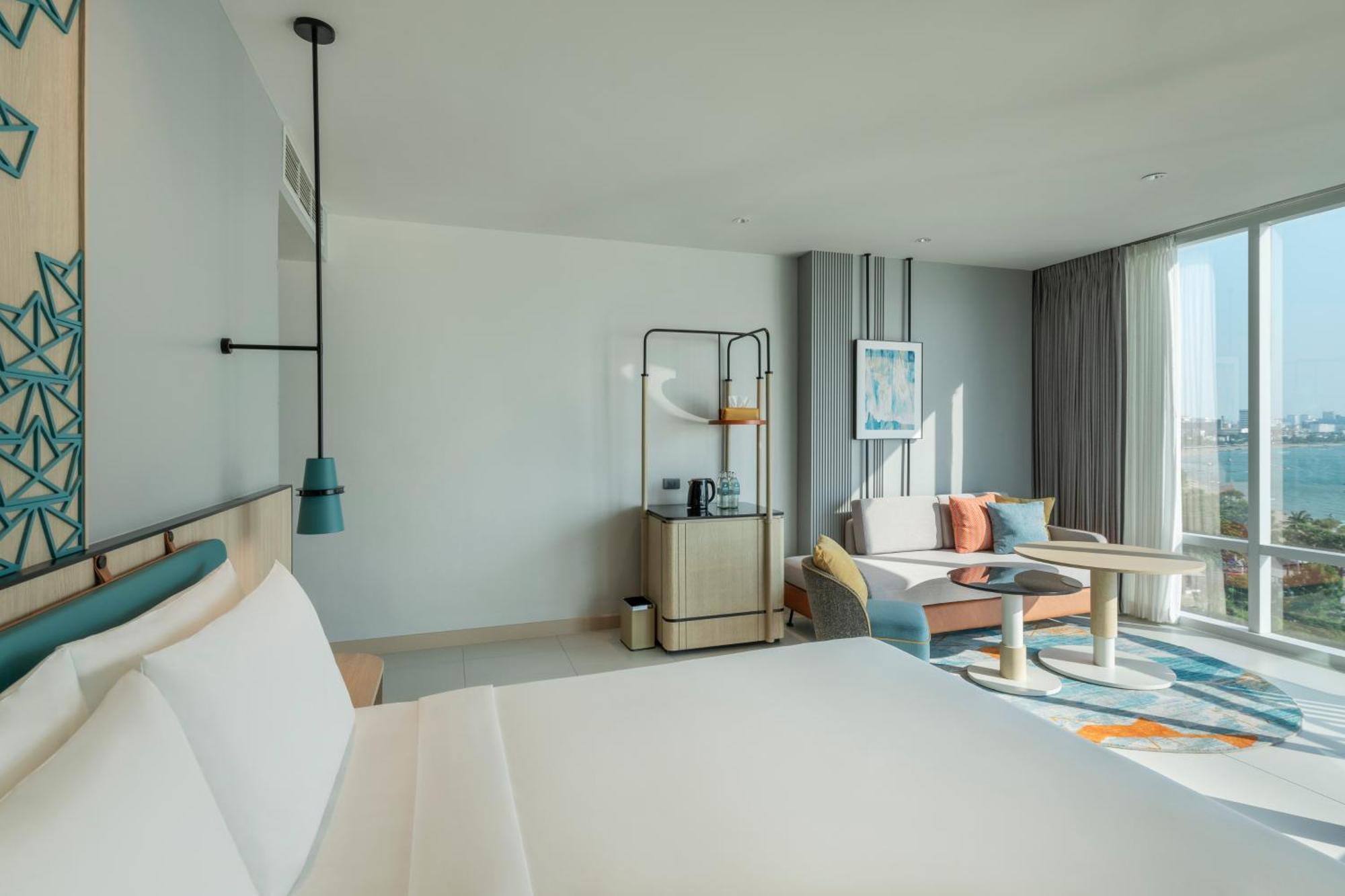 Premium King Room with Pattaya Beach view and Bay Tower