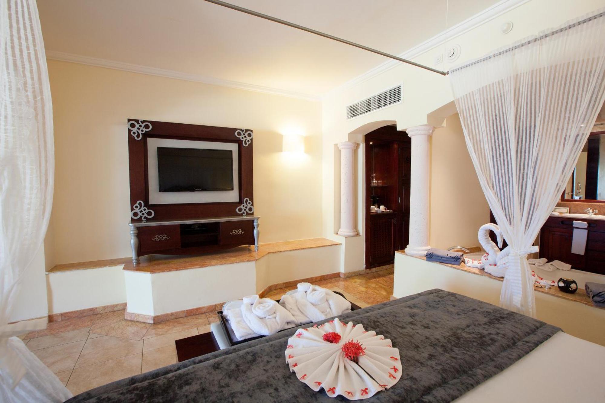 Colonial Club Jr Suite Jacuzzi Adults Only 18 WiFi