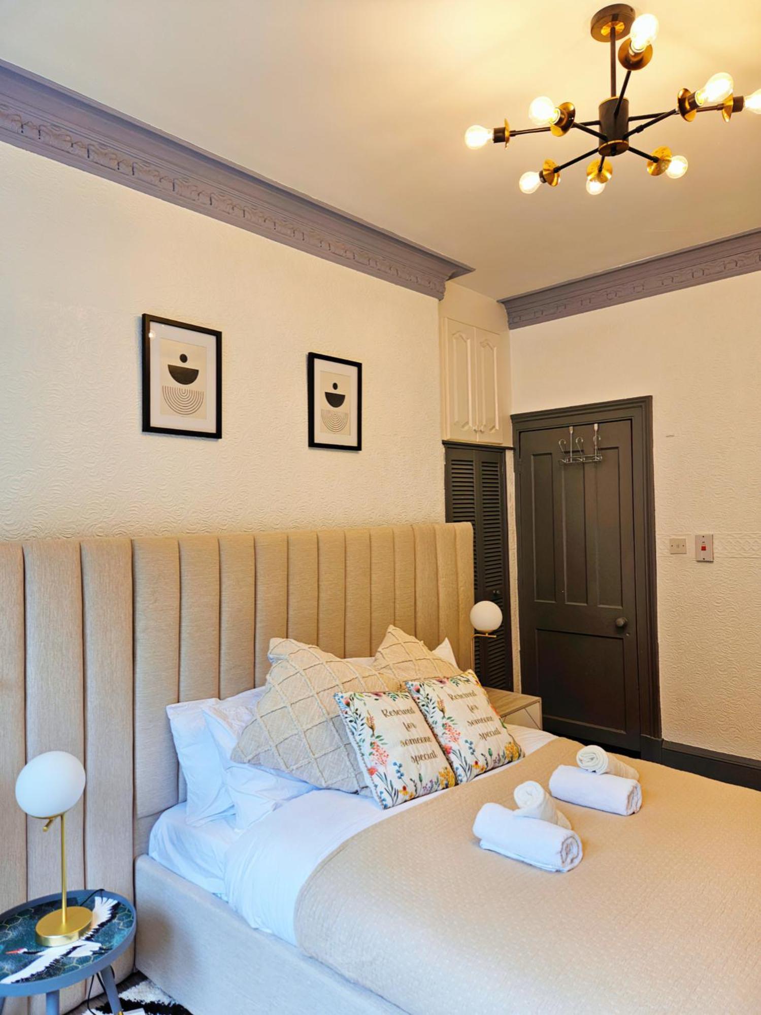 Deluxe Double Room Shower