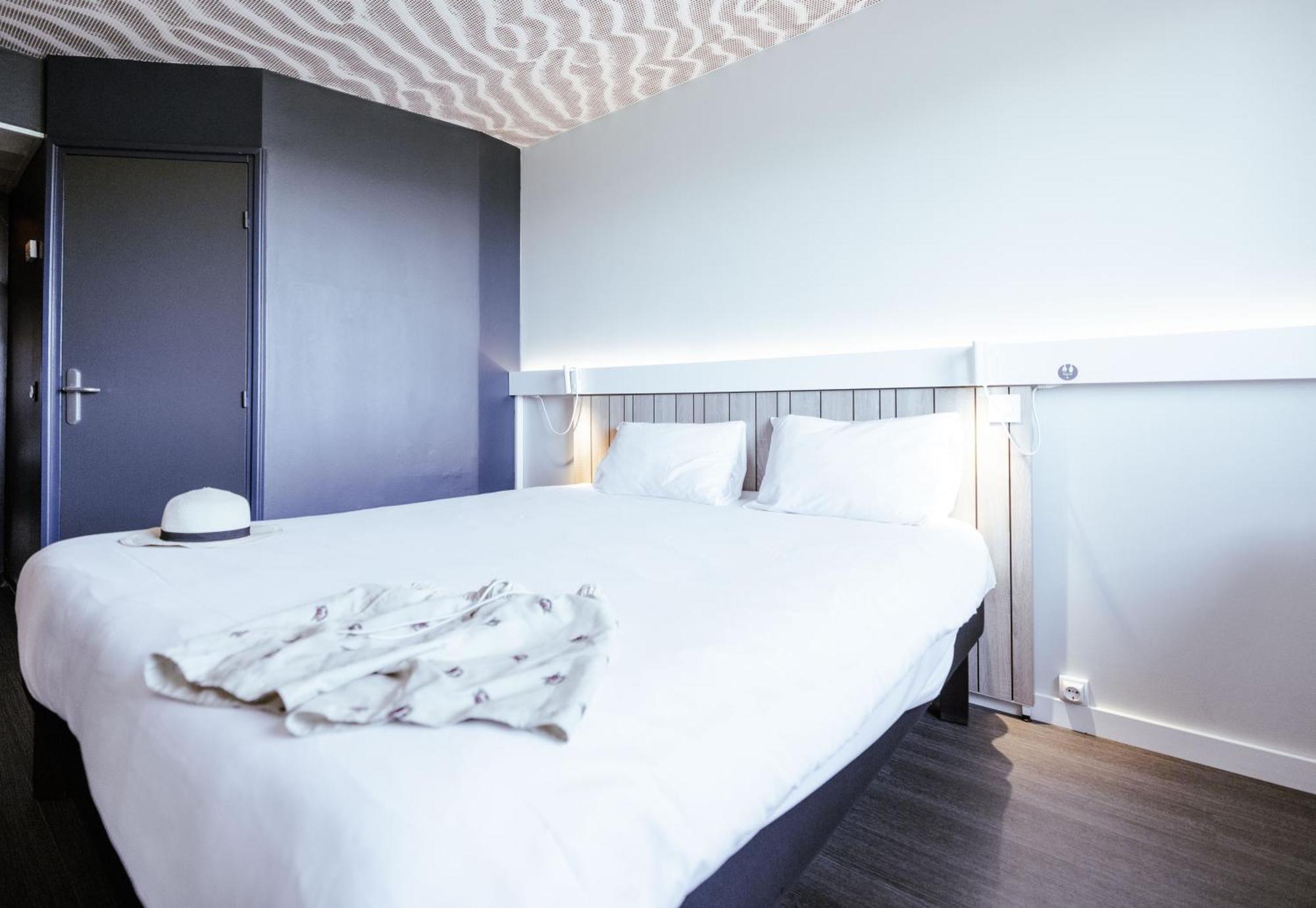 Standard Room with One Double Bed and Two Single Beds,1597542001:JPEG