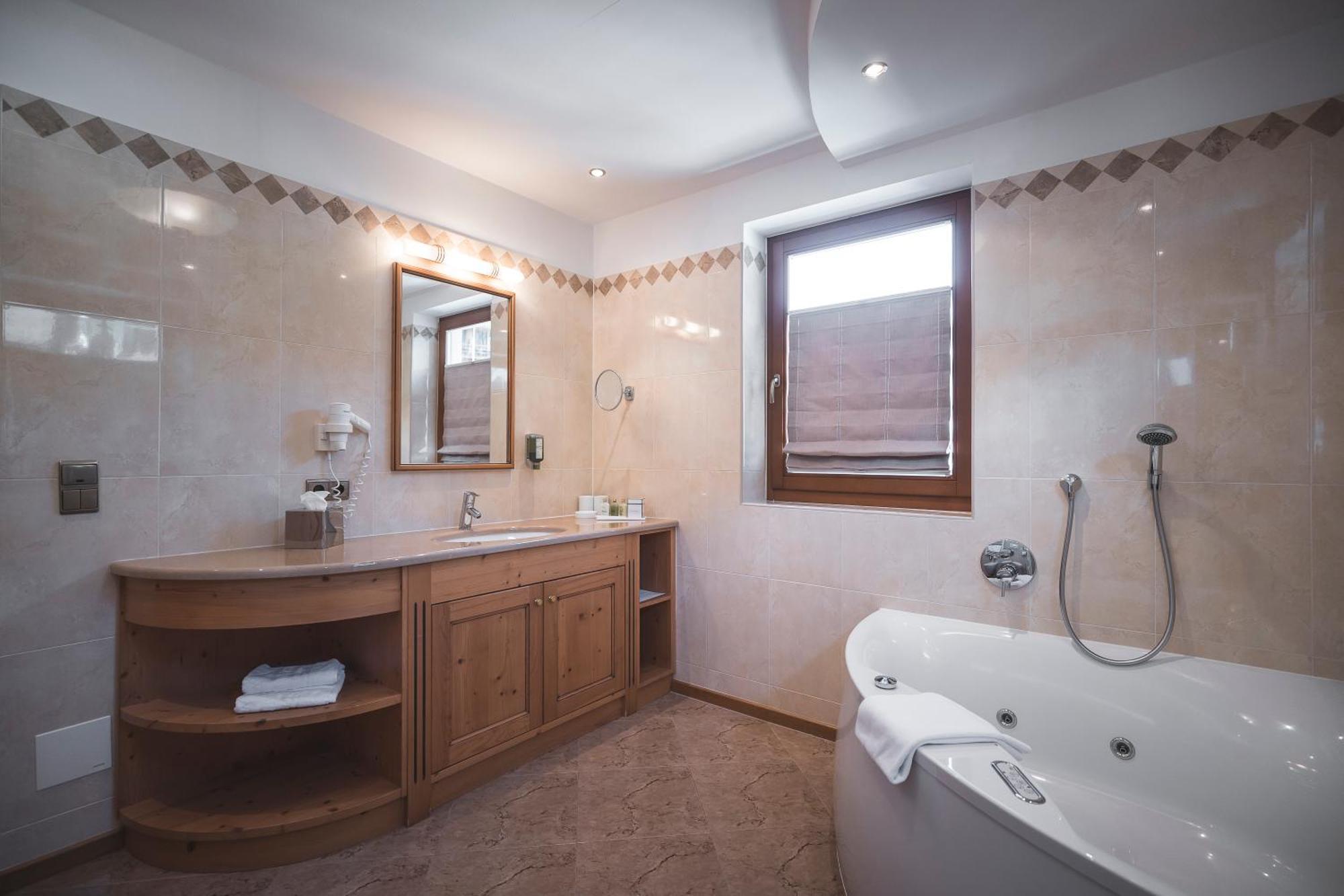 Classic Double Room Bathtub
