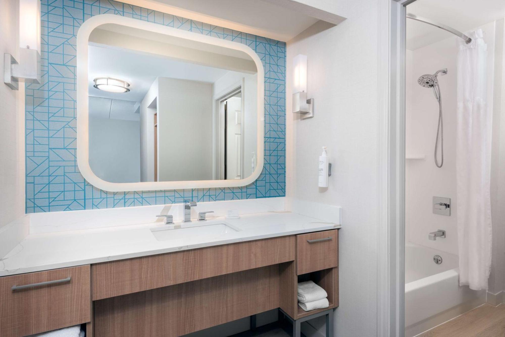 Two-Bedroom Suite with One King And Two Double Beds - Non-Smoking