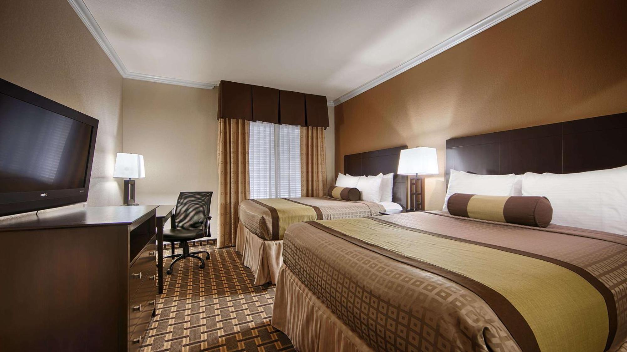 Queen Room Two Queen Beds Wet Bar Non-Smoking