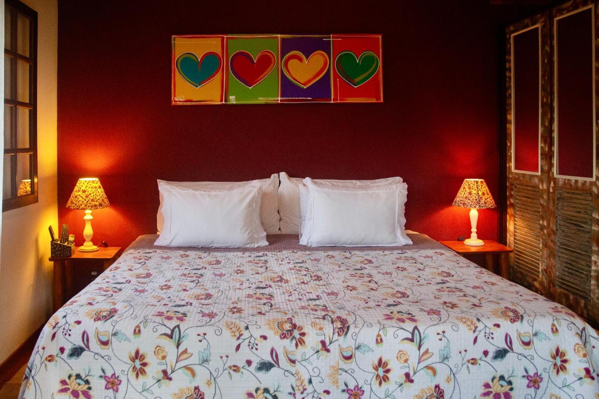 Suíte com Cama King-size e Banheira de Hidromassagem