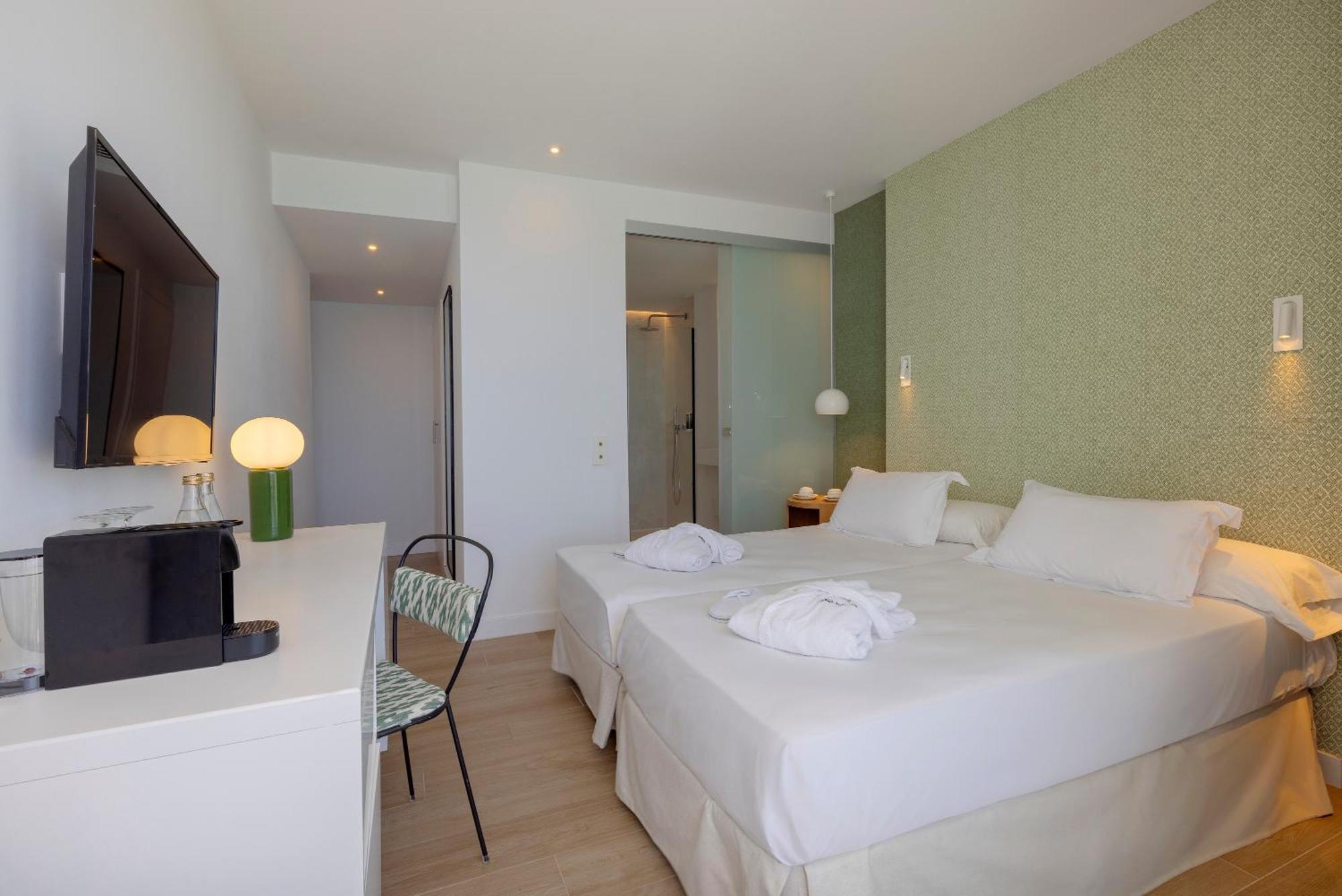Premium Tweepersoonskamer met 2 Aparte Bedden en Balkon - Uitzicht op Zee