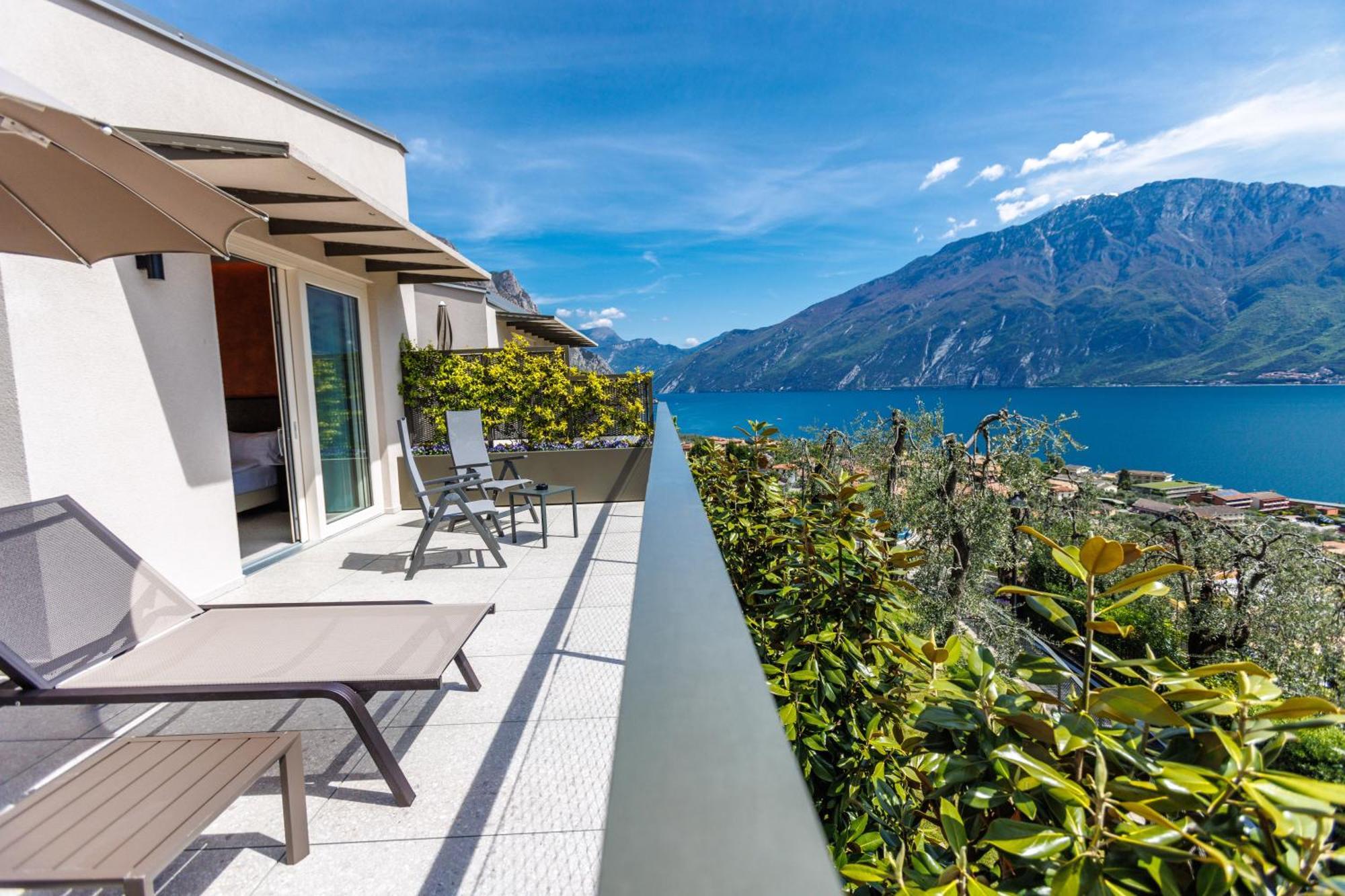 Junior Suite with Balcony, Panoramic Lake View and Spa Bath