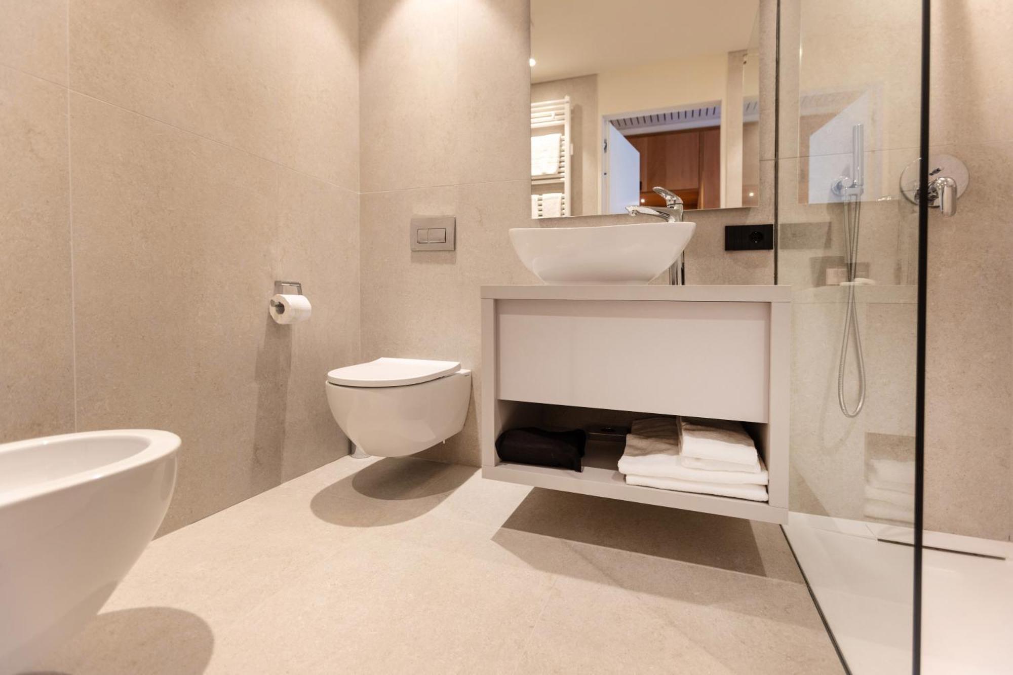 Junior Suite with Balcony, Lake View and Spa Bath (2 adults + 1 child)