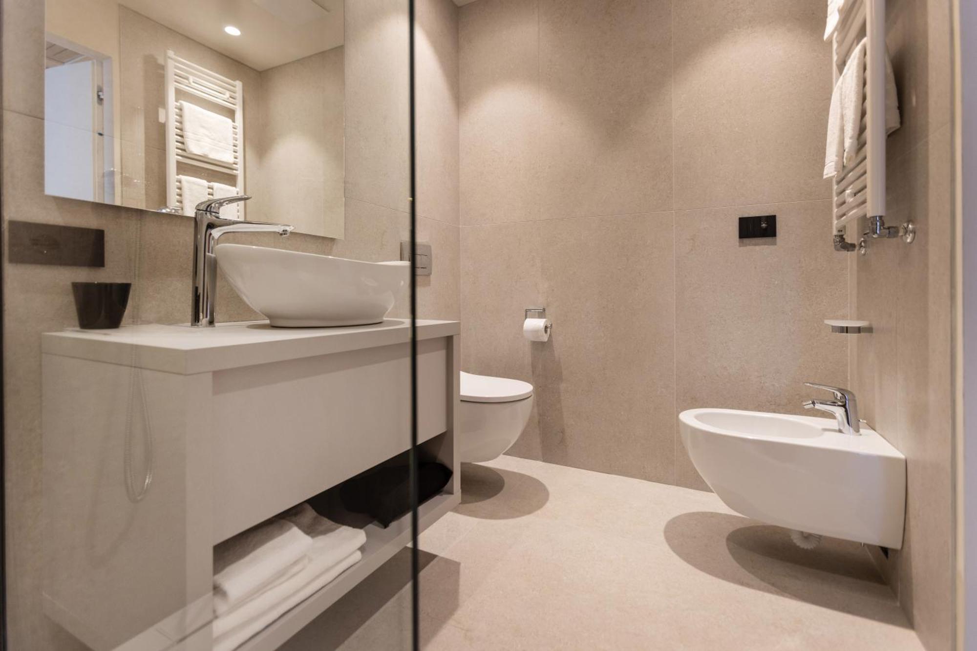 Superior Double Room with Balcony and Lake View (2 adults + 1 child)