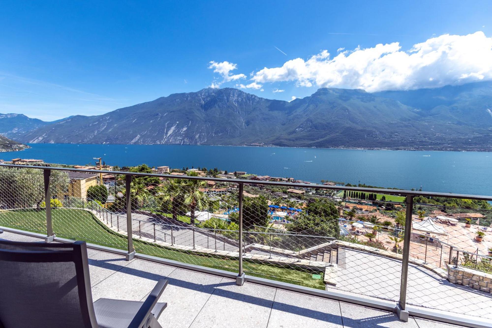 Suite with Balcony, Lake View and Spa Bath
