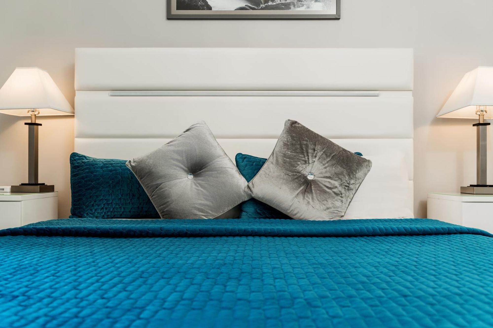 Suite mit Kingsize-Bett und Stadtblick